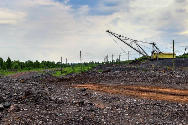 Máquina de excavación en trabajos de movimiento de tierras en cantera — Foto de Stock