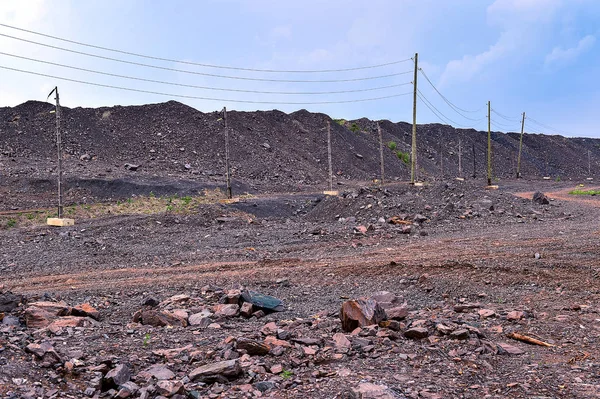 Yol ve kayalar ile üretim alanı