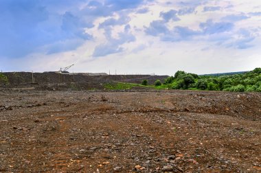 Yol ve kayalar ile üretim alanı