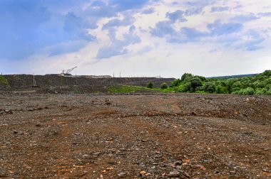 Yol ve kayalar ile üretim alanı