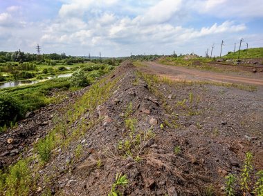 Yol ve kayalar ile üretim alanı
