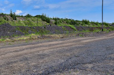 Yol ve kayalar ile üretim alanı