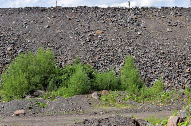 Yol ve kayalar ile üretim alanı