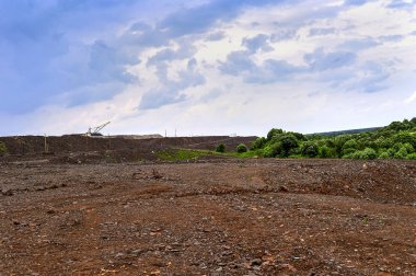 Yol ve kayalar ile üretim alanı