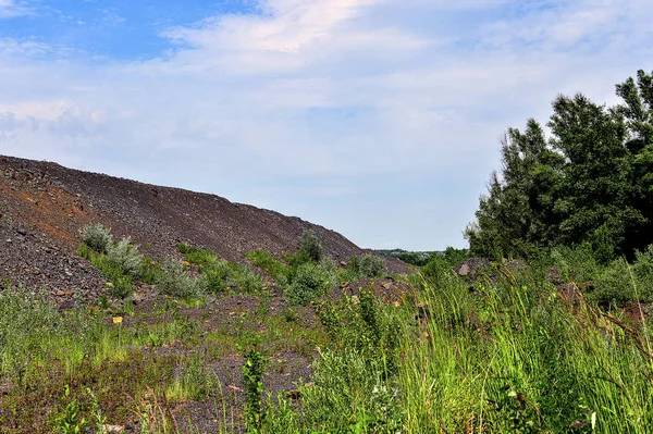 Zona de producción con carretera y rocas —  Fotos de Stock