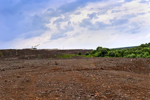 Yol ve kayalar ile üretim alanı