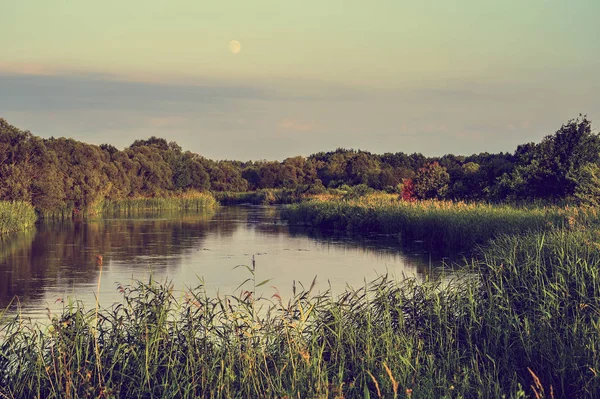 Bir nehir üzerinde bir açık yaz günü, manzara ile fotoğraf