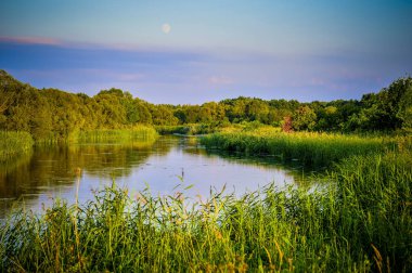 Bir nehir üzerinde bir açık yaz günü, manzara ile fotoğraf