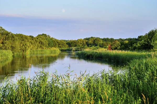 Bir nehir üzerinde bir açık yaz günü, manzara ile fotoğraf — Stok fotoğraf