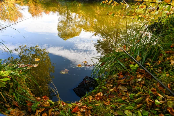 Bunte Herbstlandschaft an einem sonnigen Tag mit Bäumen mit Wasser und Wolken — Stockfoto