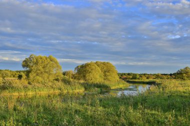 Renkli sonbahar yatay, bir nehir ve bulutlar