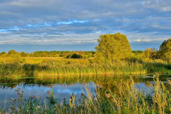 Renkli sonbahar yatay, bir nehir ve bulutlar
