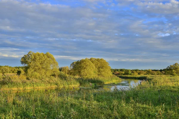 Renkli sonbahar yatay, bir nehir ve bulutlar