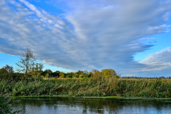 Renkli sonbahar yatay, bir nehir ve bulutlar