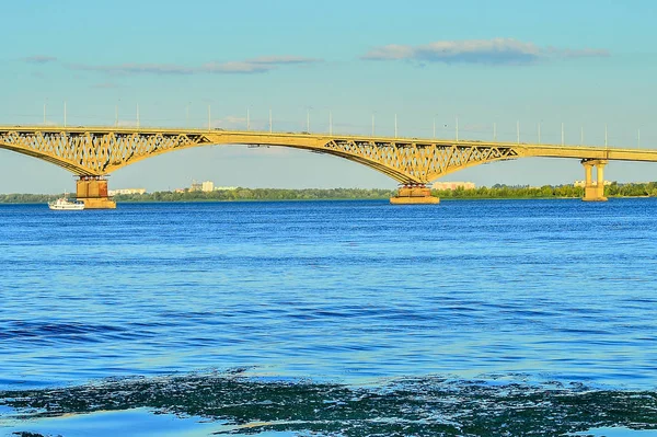 Grand pont motorisé à travers le réservoir — Photo