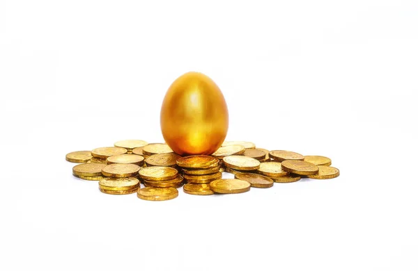 Gouden munten en gouden eieren, het concept van financiële groei — Stockfoto