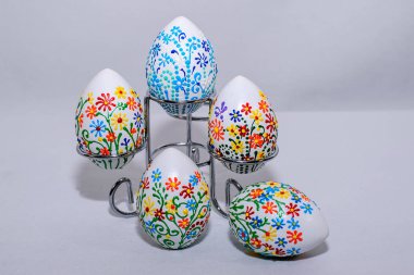 Paskalya yumurtaları, akrilik boyalarla elle boyanmış.