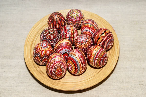 Пасхальні яйця, намальовані вручну акриловими фарбами — стокове фото