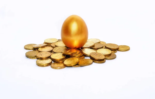 Gouden munten en gouden eieren, het concept van financiële groei — Stockfoto