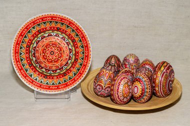 Paskalya yumurtaları, akrilik boyalarla elle boyanmış.