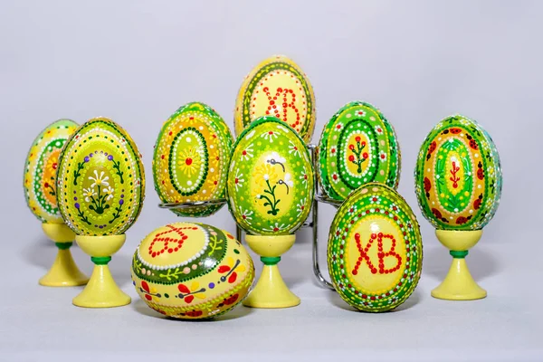 Huevos de Pascua pintados a mano con pinturas acrílicas — Foto de Stock