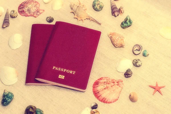 Διαβατήριο και κοχύλια στο φόντο των άμμου, ταξιδεύουν έννοια — Φωτογραφία Αρχείου