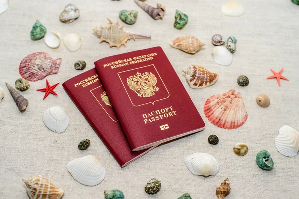 Ρωσικό διαβατήριο και κοχύλια στο φόντο των άμμου, ταξίδια — Φωτογραφία Αρχείου