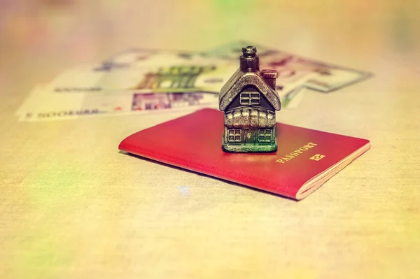 Paszport, pieniądze i domu - pojęcie kupna nieruchomości — Zdjęcie stockowe