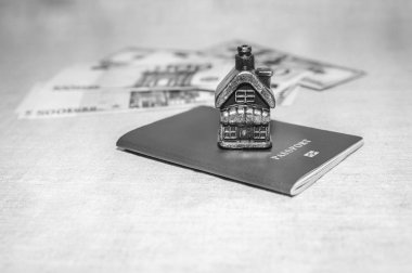 Pasaport, para ve ev - Emlak alış kavramı