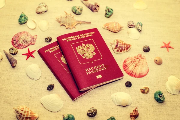Διαβατήριο και κοχύλια στο φόντο των άμμου, ταξιδεύουν έννοια — Φωτογραφία Αρχείου