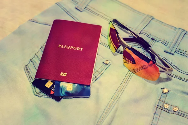 Διαβατήριο με τραπεζικές κάρτες, γυαλιά και κοχύλια. Η έννοια του ταξιδιού. — Φωτογραφία Αρχείου