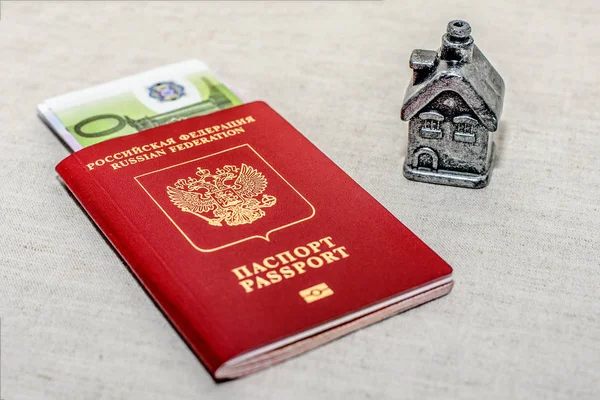 Kırmızı Rus pasaportu, para ve ev - Emlak alış kavramı. — Stok fotoğraf