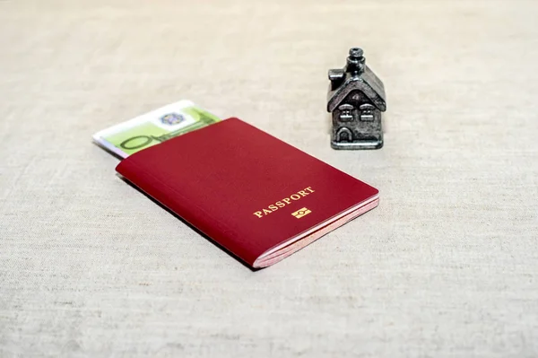 Piros orosz útlevél, pénz és otthon - a koncepció a felvásárlás egy p — Stock Fotó