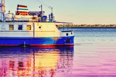 Turist gemisi suya şafakta yansıtılır