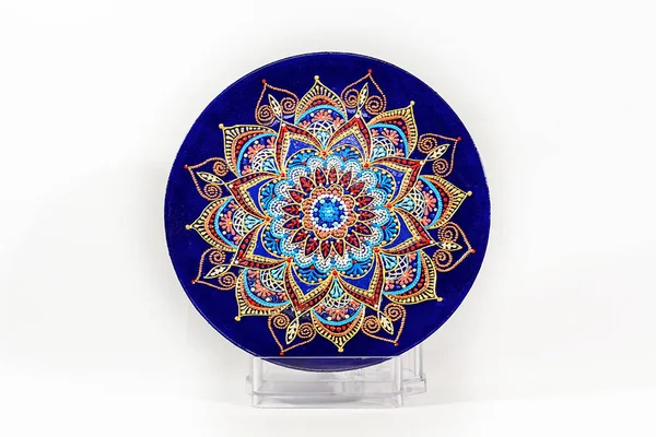 装飾セラミック皿を手で描いた。アート、手作り. — ストック写真