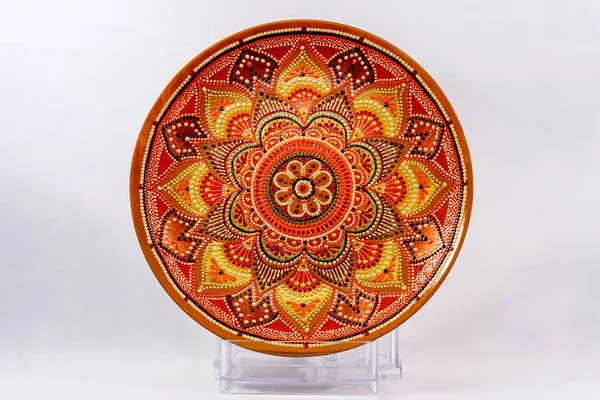 Plato decorativo de cerámica pintado con las manos. Arte, hecho a mano . — Foto de Stock