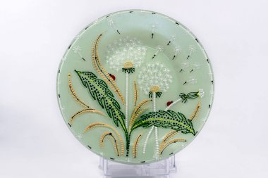 Dekoratif seramik tabak ile el boyalı. Sanat, el yapımı.