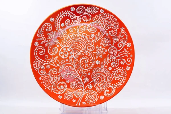 Plato decorativo de cerámica pintado con las manos. Arte, hecho a mano . — Foto de Stock
