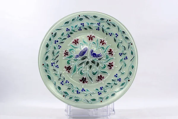 Piatto decorativo in ceramica dipinto con le mani. Arte, fatto a mano . — Foto Stock