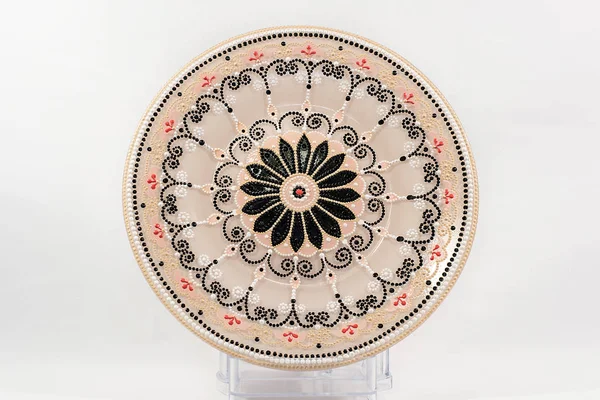 Decoratieve keramische schotel geschilderd met handen. Kunst, handgemaakte. — Stockfoto