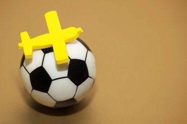 Sarı Oyuncak uçağa bir futbol topu. Futbol Şampiyonası için uçan kavramı.