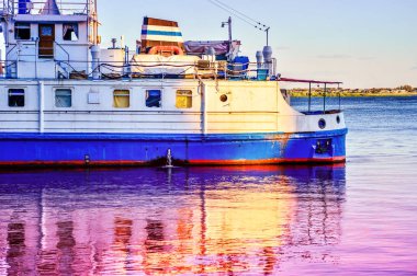 Turist gemisi suya şafakta yansıtılır