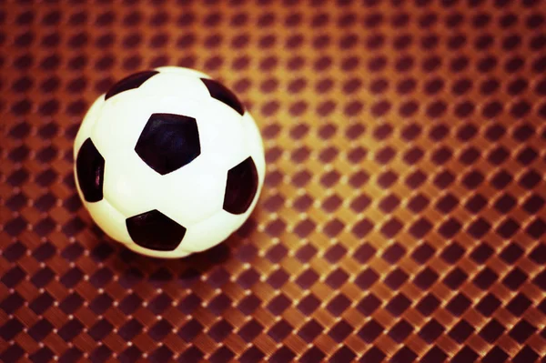 Un pallone da calcio giocattolo su sfondo artificiale. Concetto del gioco del calcio . — Foto Stock