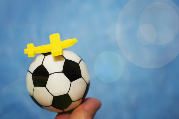 Aereo giocattolo giallo su un pallone da calcio. Il concetto di volare al campionato di calcio . — Foto Stock