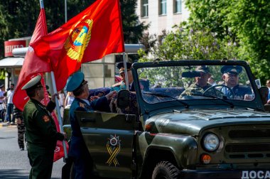 Kursk bölgesi, Zheleznogorsk, Rusya Federasyonu - 9 Mayıs 2018. İnsanlar ölümsüz alayın geçit İkinci Dünya Savaşı, Rusya katılan yakınları portreleri ile katılmak.