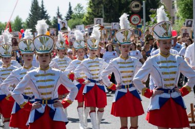 Kursk bölgesi, Zheleznogorsk, Rusya Federasyonu - 9 Mayıs 2018. İnsanlar ölümsüz alayın geçit İkinci Dünya Savaşı, Rusya katılan yakınları portreleri ile katılmak.