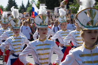 Kursk bölgesi, Zheleznogorsk, Rusya Federasyonu - 9 Mayıs 2018. İnsanlar ölümsüz alayın geçit İkinci Dünya Savaşı, Rusya katılan yakınları portreleri ile katılmak.