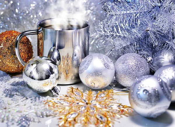 Julepynt med et krus varm kaffe - Stock-foto