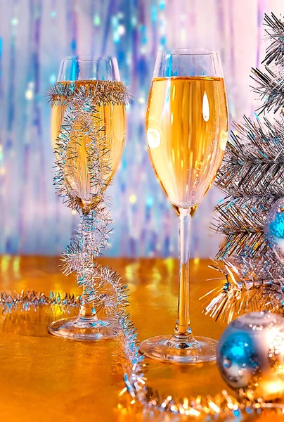 Briller med vin, tinsel, juletræ og legetøj - Stock-foto