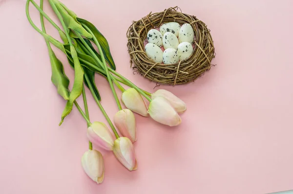 Velikonoční Vajíčka Tulipány Dřevěných Prknech — Stock fotografie